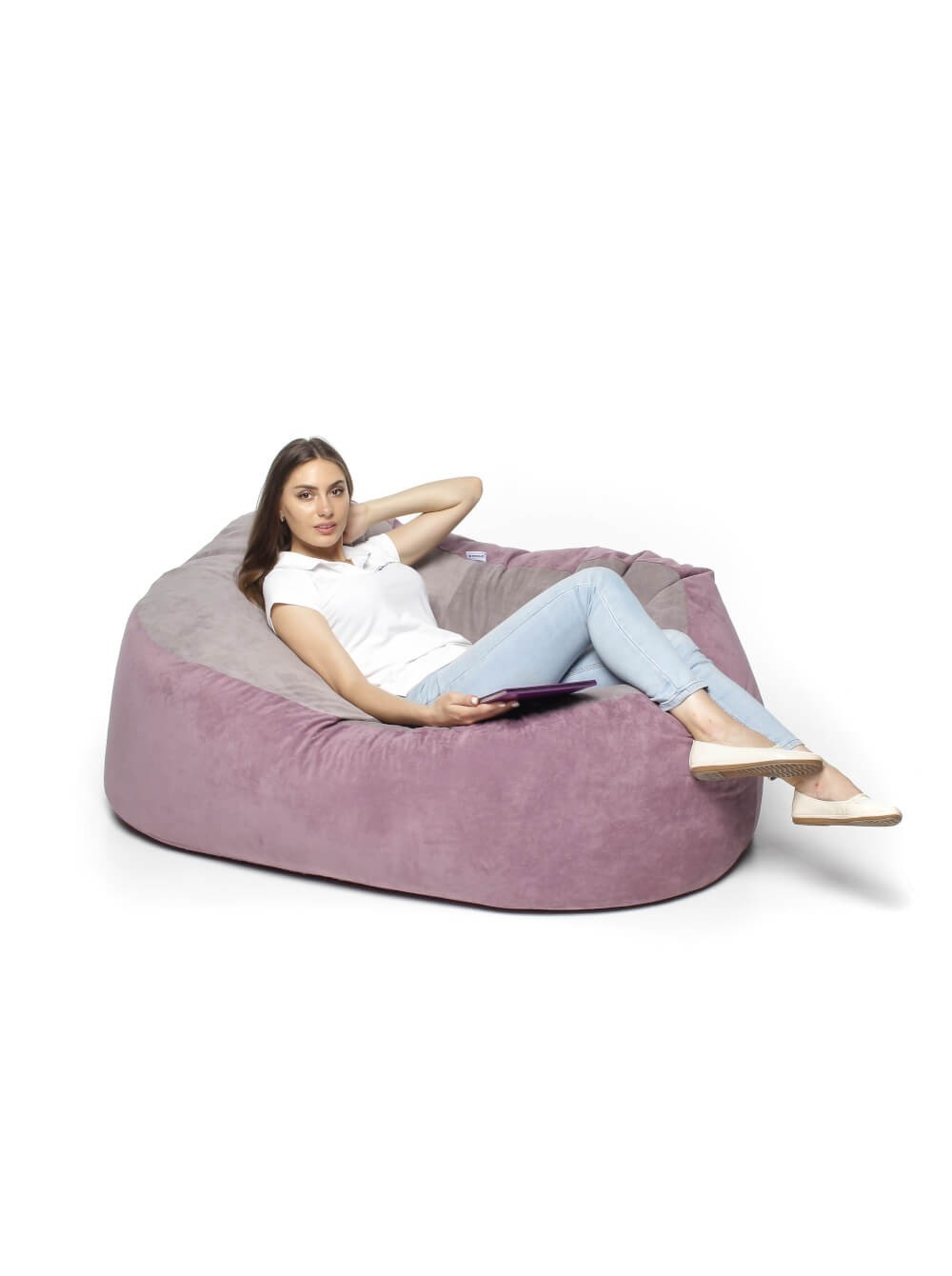 Бескаркасный розово серый диван с шариками
