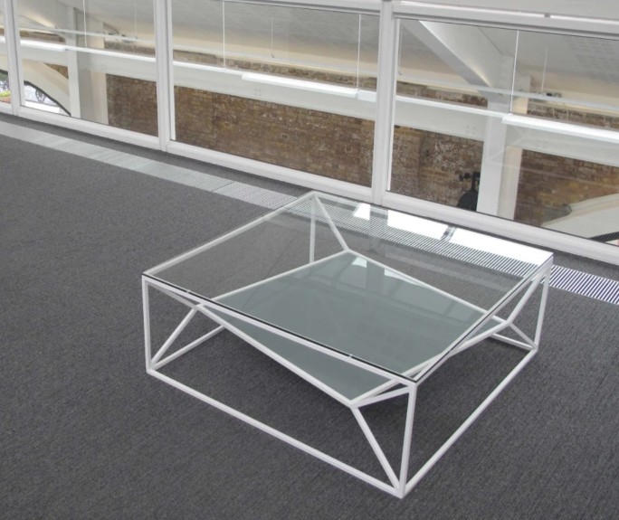 Журнальный столик стеклянный в стиле ЛОФТ с необычной формой