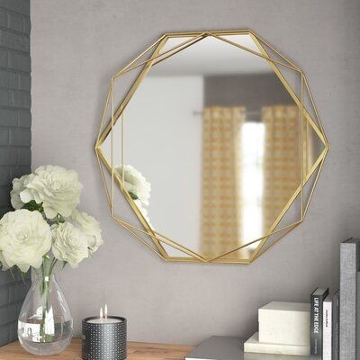 Круглое зеркало на стену с уникальным обрамлением