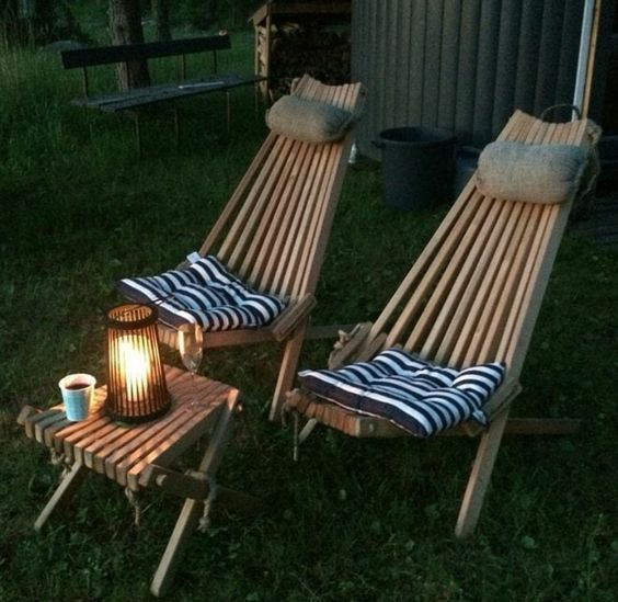 Садовые деревянные стулья
