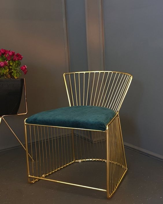 Кресло для гостиной комнаты в золотом цвете