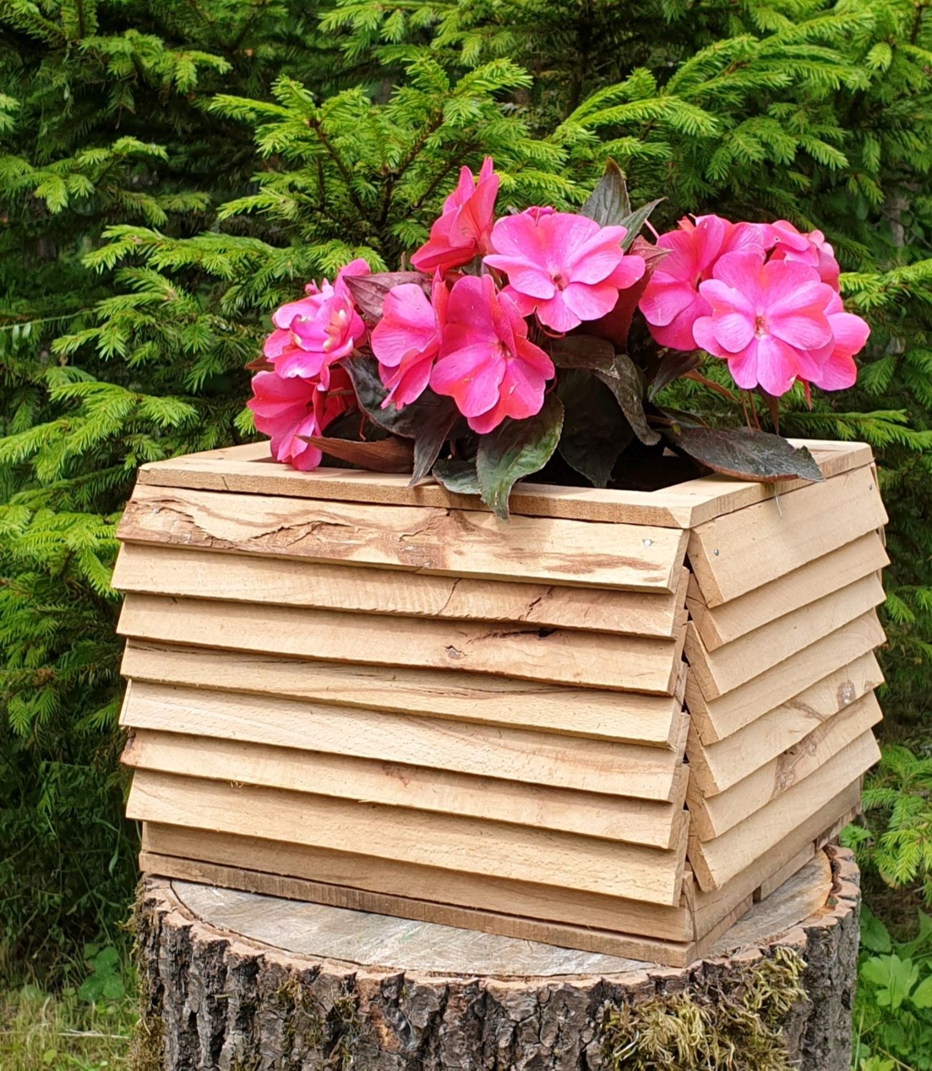 Купить садовое кашпо для цветов из дерева
