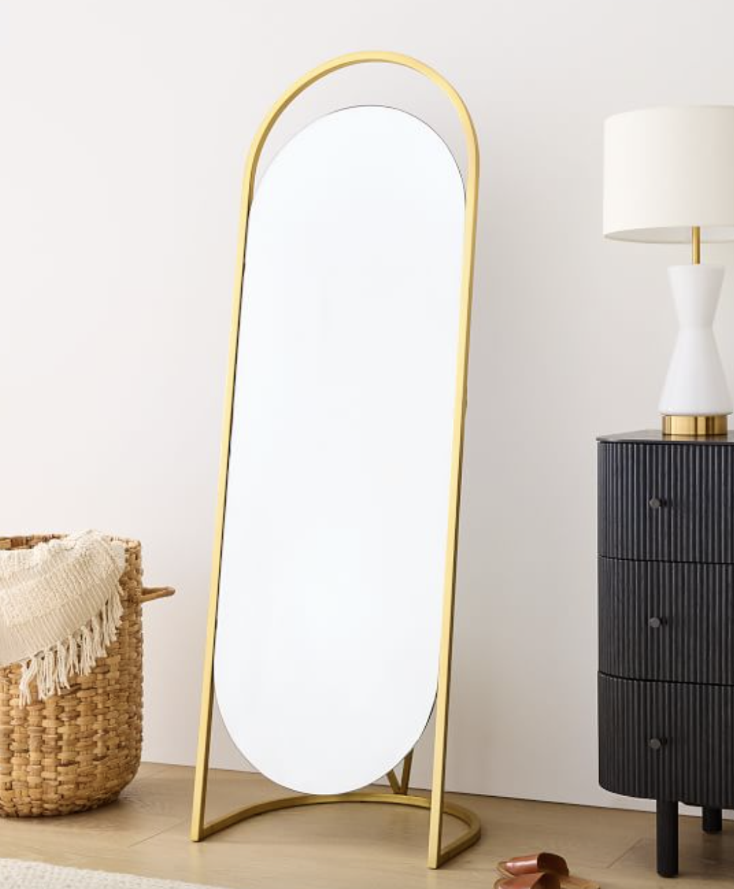 Купить напольное зеркало для спальни овальной формы в стиле лофт