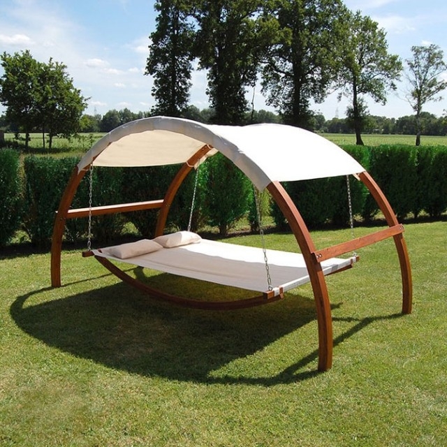 Купить кровать с навесом для сада