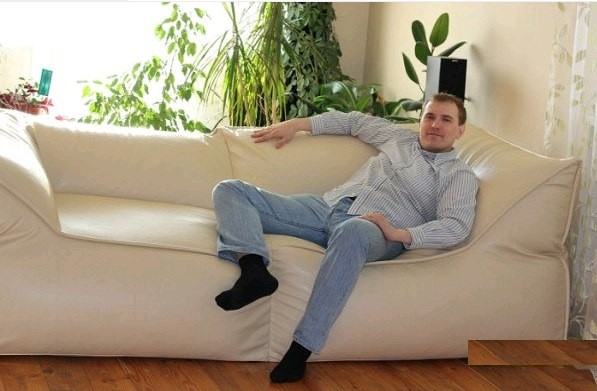 Купить бескаркасный диван в гостинную из кож-зама