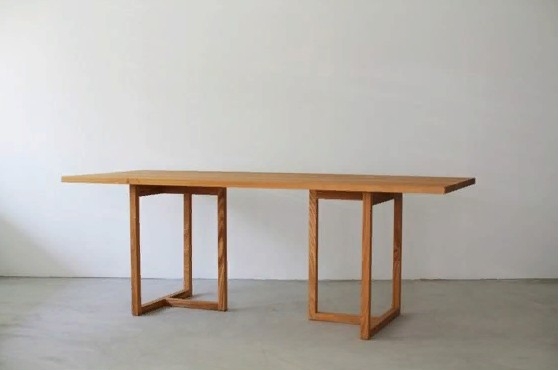 Большой обеденный квадратный стол из массива дерева