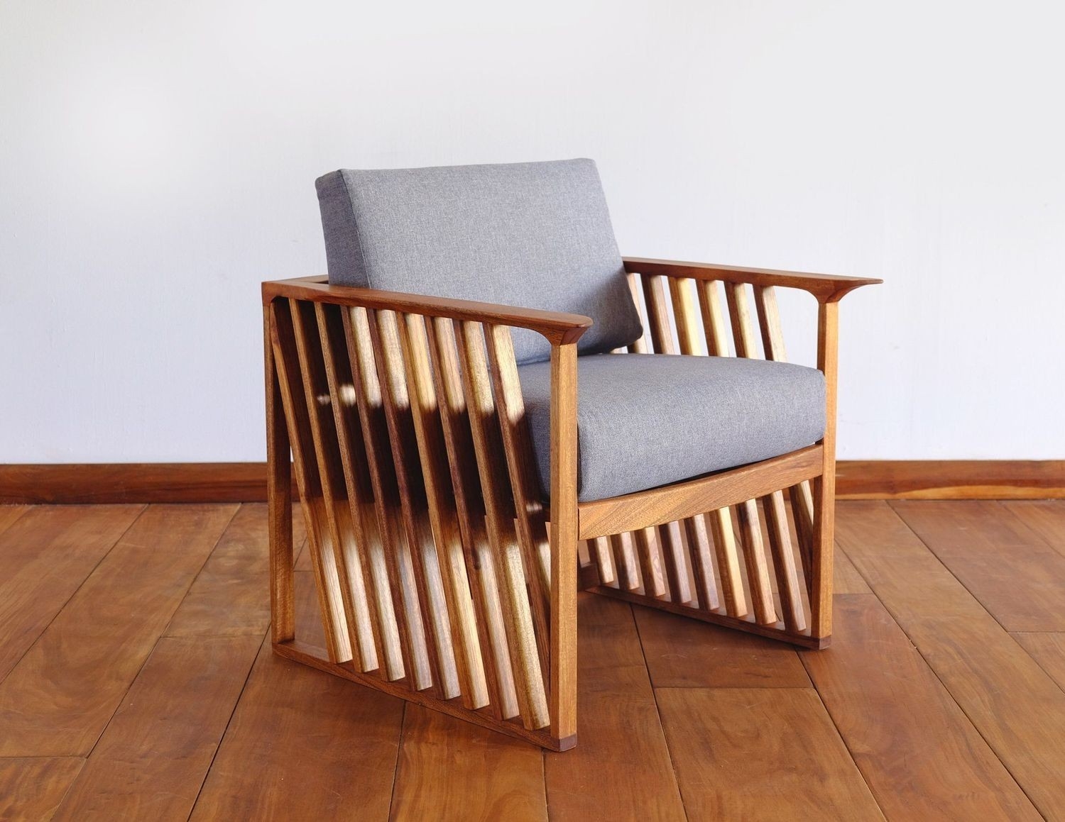 Кресло из массива дерева в стиле хай-тек с подушкой