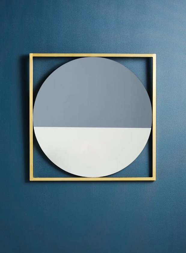 Настенное круглое зеркало в квадратной металлической раме