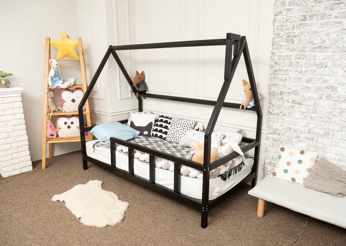 Кроватка домик для детской комнаты