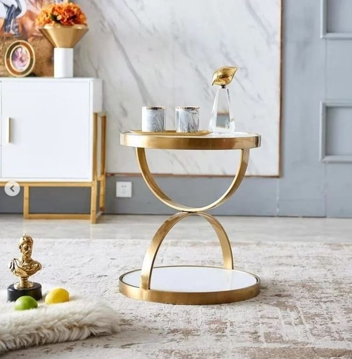 Небольшой дизайнерский столик в золотом цвете для гостинной