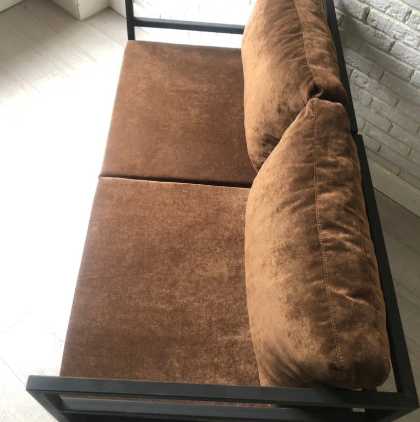 Купить металлический диван с мягкой коричневой подушкой
