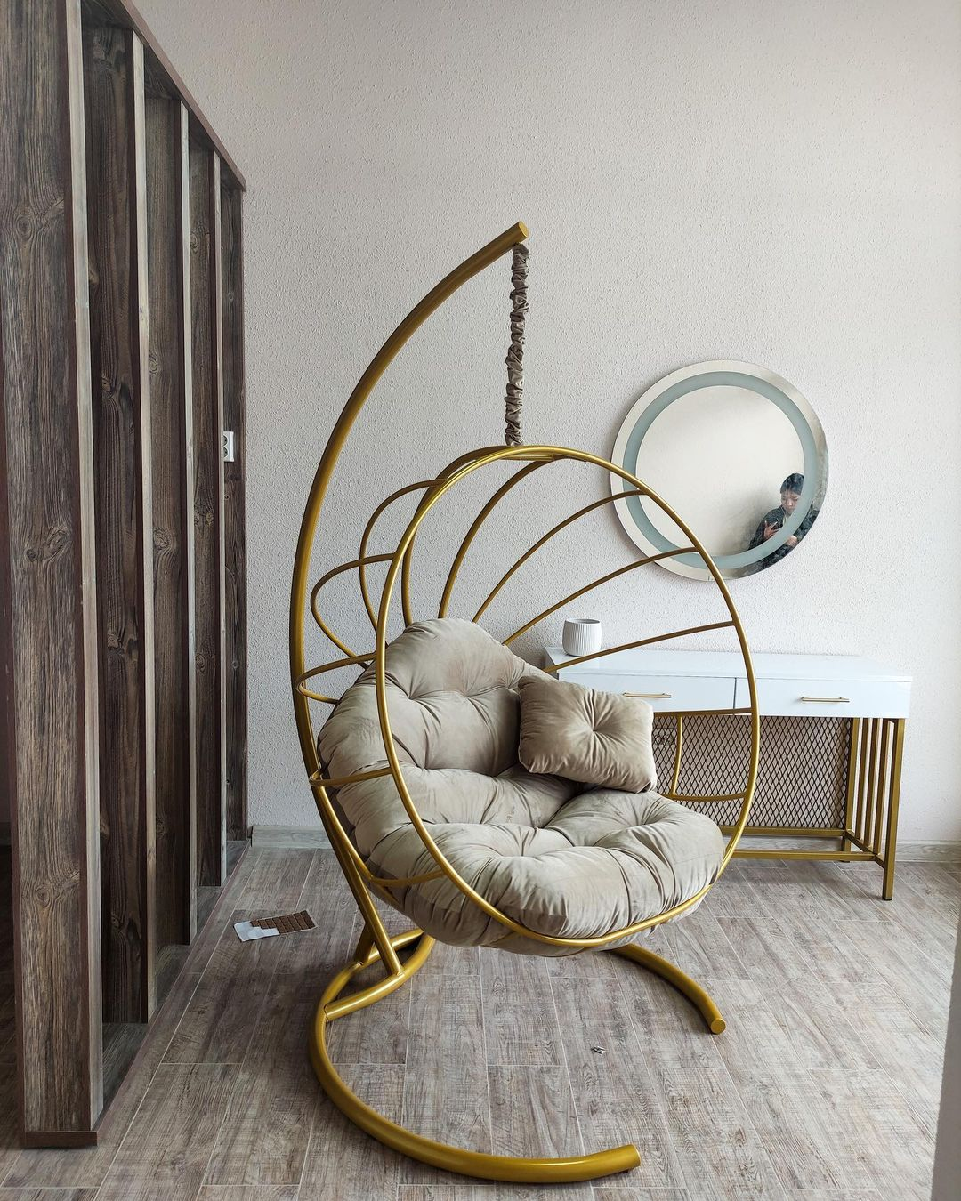 Подвесное кресло шар в золотом цвете из металла в стиле LOFT