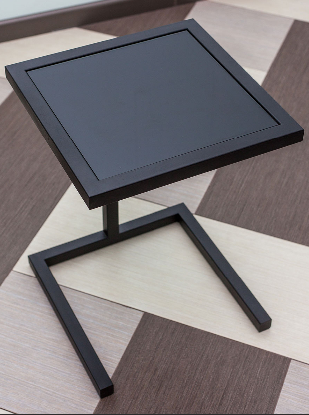 Небольшой журнальный столик черного цвета квадратный