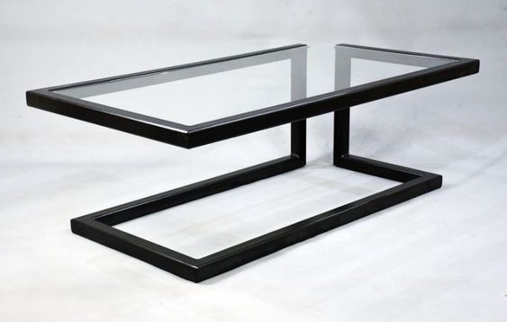 Журнальный прямоугольный столик с черным каркасом и прозрачным стеклом