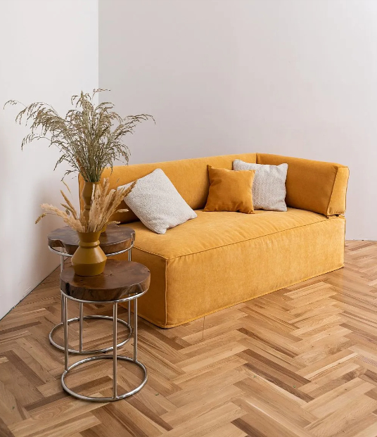 Современный бескаркасный диван для гостиной в жёлтом цвете