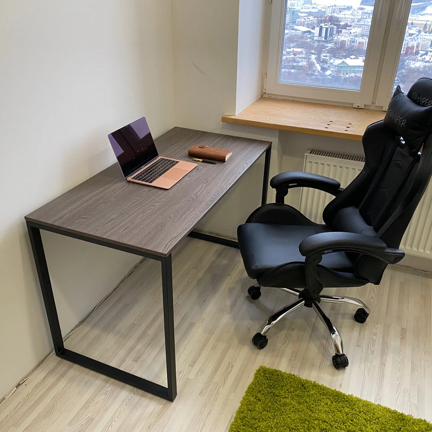 Рабочий письменный стол для маленьких кабинетов