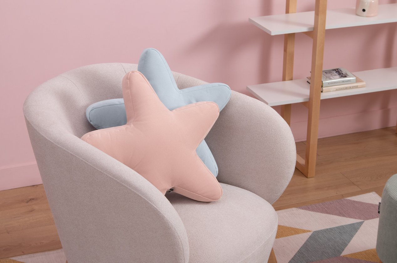 Купить розовую декаративную подушку на диван