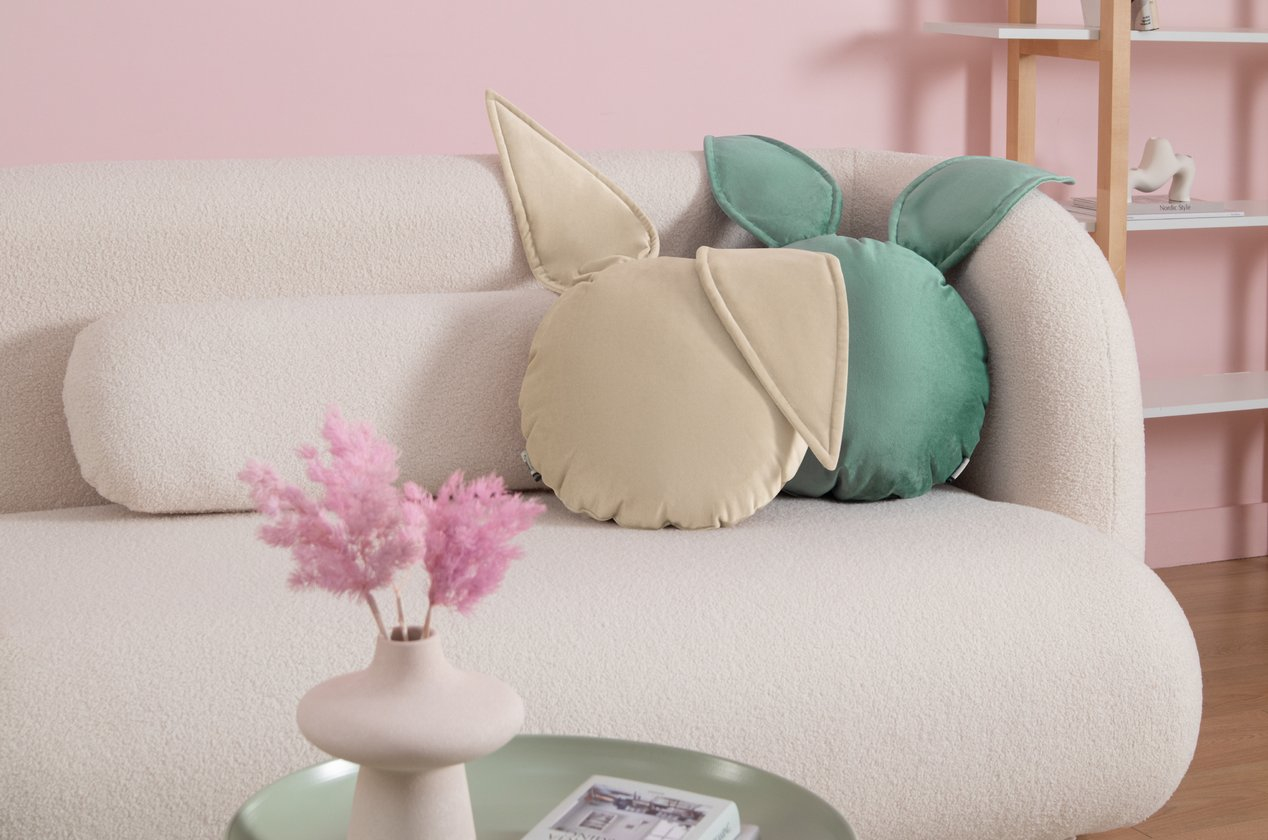 Купить молочную подушку декоративную для дивана