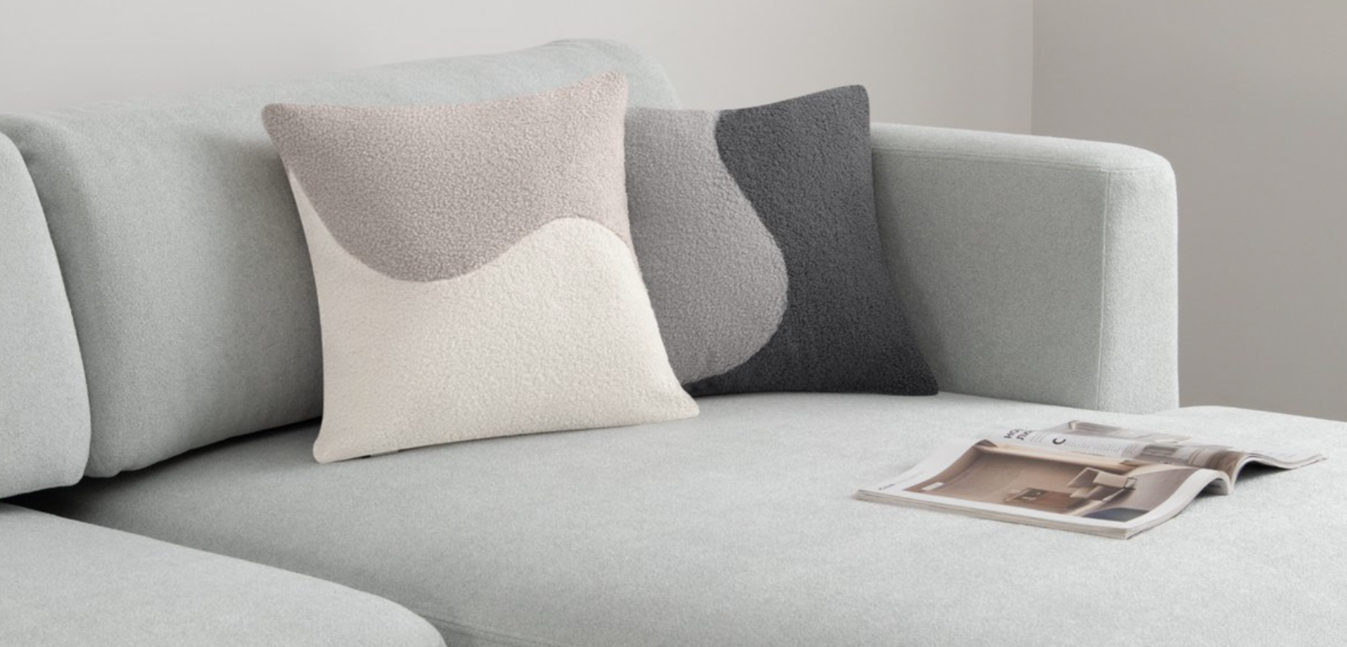 Купить темную декоративную подушку на диван в Украине