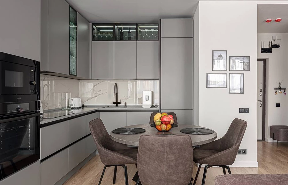 Угловая кухня без ручек серого цвета под LOFT в Днепре под заказ