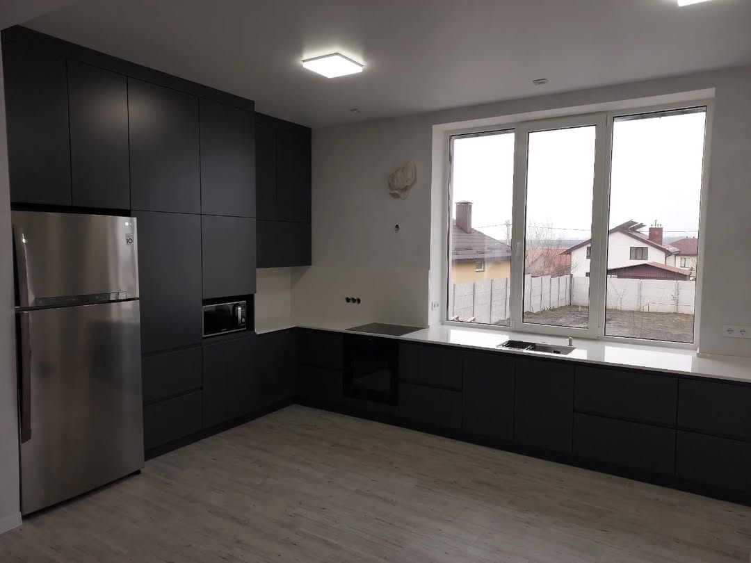 Купить темную угловцую кухню в Днепре под ключ в стиле минимализм без ручек