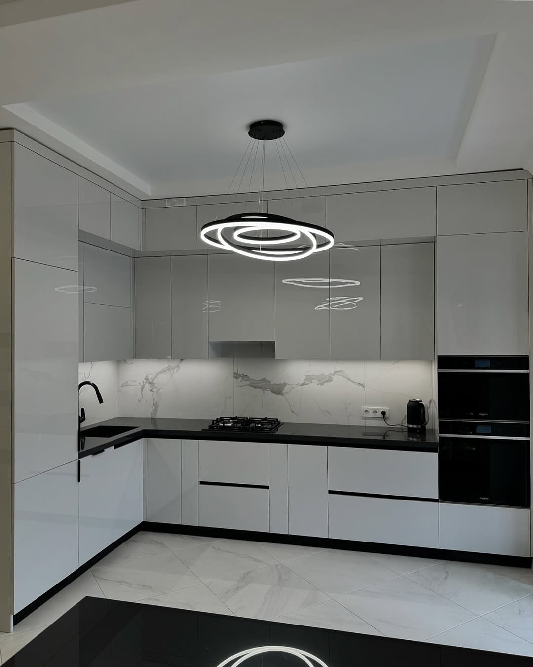 Угловая светлая кухня с глянцевыми фасадами в Днепре под ключ