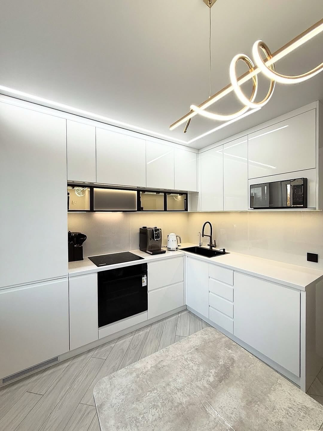 Купить белую угловую кухню для квартиры студии