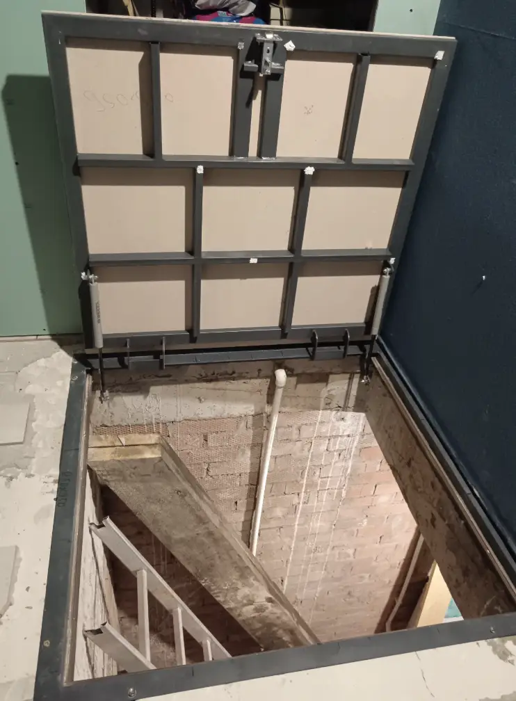 Купить напольный люк под керамогранит скрытого монтажа в Украине