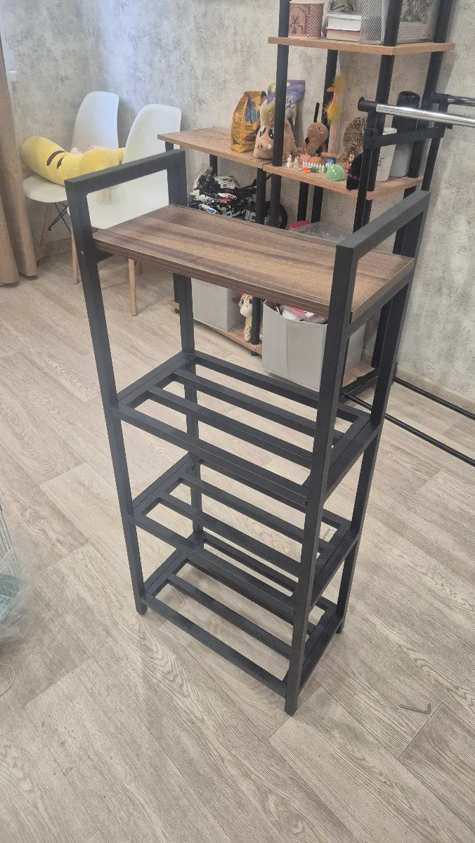 Небольшая полка для обуви в прихожую