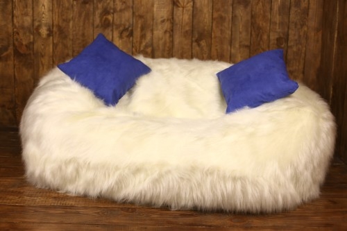 Мягкий бескаркасный диван из меха